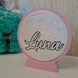 Lampada personalizzata con nome Lucy, decorativa e creativa per ricordi speciali.