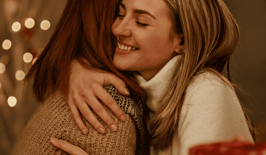 Due donne che si abbracciano con calore e felicità.