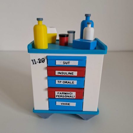 Mobiletto farmaceutico con medicine e prodotti medici colorati.