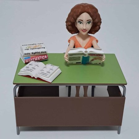 Pupazzo di insegnante con libri e scrivania verde.