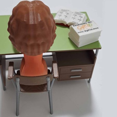 Modello 3D di una scrivania con sedia, libro e blocchi di note.