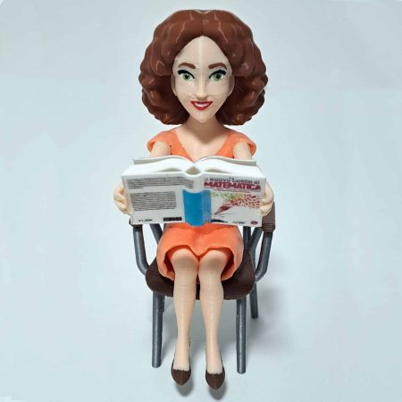 Modello 3D di donna con capelli ricci che legge un libro su una sedia.