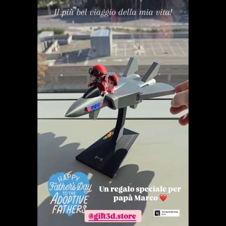 Modellino di aereo Gift3D con personaggi e dedica speciale.