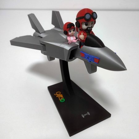 Modellino di aereo da combattimento 3D con personaggi in stile cartoon.