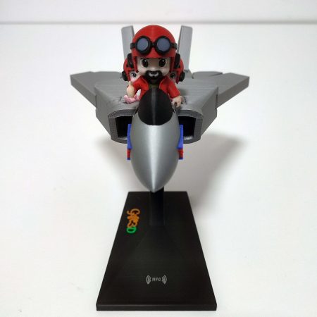 Modello di aereo con personaggio in cockpit, dettagliato e colorato.