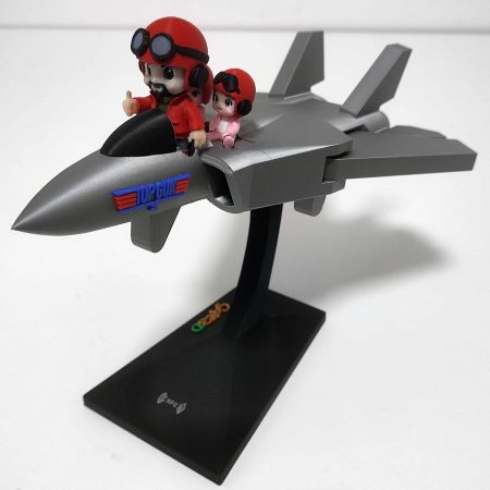 Modellino di aereo con figurine di piloti e copiloti in stile cartoon.