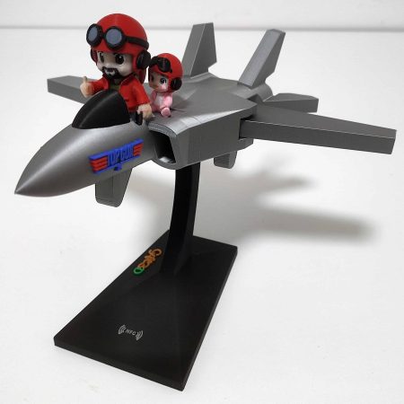 Modellino di aereo militare con figurine di piloti in stile cartoon.