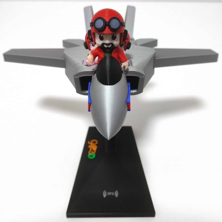 Modellino di un pilota con casco su jet in scala 3D.