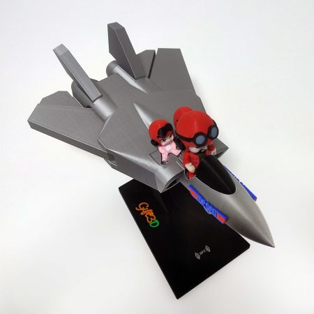 Modello di jet militare in scala 3D con figurine di personaggi.