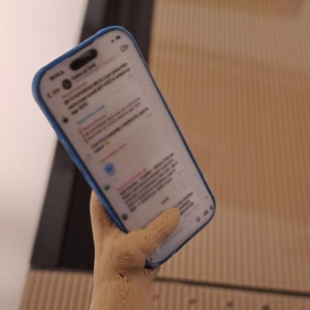 Smartphone con messaggi di testo, rappresenta comunicazione digitale.