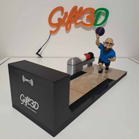 Stampa 3D con tecnologia Gift3D e figura di uomo che lancia una palla.